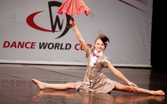 Simoné Duvenhage, kleindogter van Dawie en Bettie Naudé van De Kelders, tydens haar dansuitbeelding van “Mary Poppins” tydens die Wêrelddanskompetisie in Porec, Kroasië